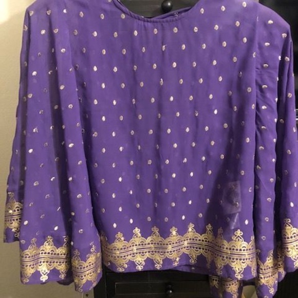 Blouse w/Wide Sleeves & Open Back - Picture 6 of 10